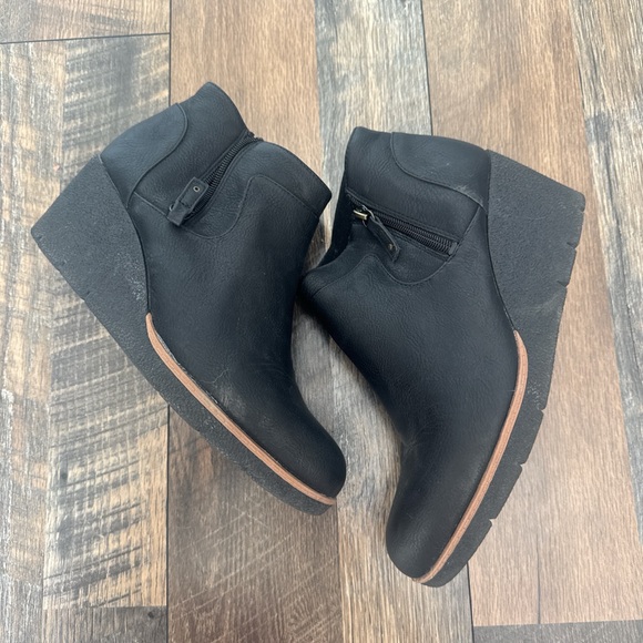DR. SCHOLLS | Women’s 9 leather black wedge booties - Picture 1 of 5